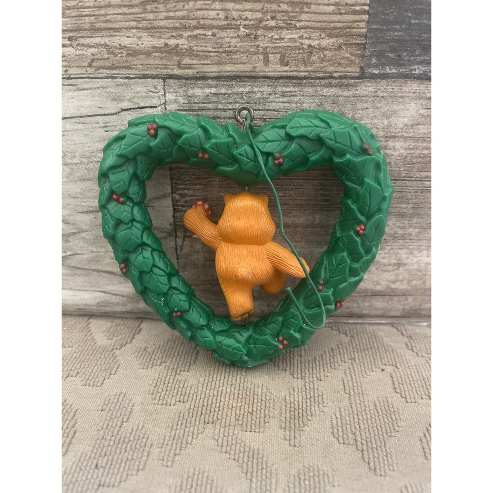 Vintage 1984 Care Bears Tenderheart Bear Heart Wreath Christmas Ornament AGC - Picture 2 of 4